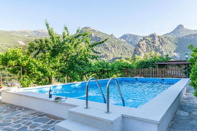 Imagen de la piscina del Alojamiento Rural Olivillas Garden. Foto 10