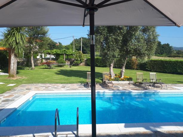 Imagen de la piscina del Alojamiento Rural Torres de Moreda. Foto 9