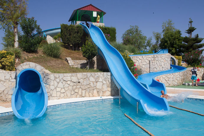 Imagen de la piscina del Apartahotel Acualandia. Foto 23