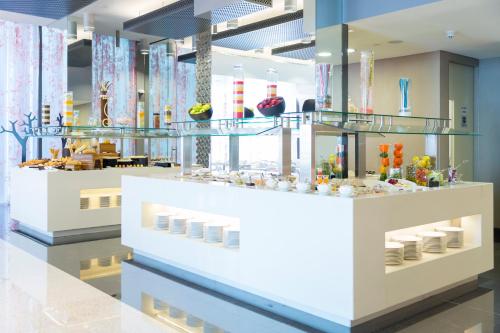 Imagen del bar/restaurante del Apartahotel Adagio Abu Dhabi Al Bustan. Foto 7