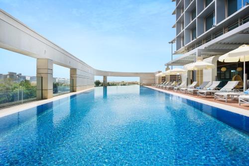 Imagen de la piscina del Apartahotel Adagio Abu Dhabi Al Bustan. Foto 19