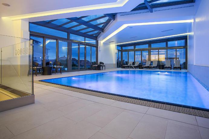 Imagen de la piscina del Apartahotel Adrion. Foto 14