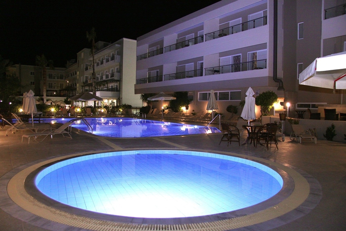 Imagen de la piscina del Apartahotel Agela Apartments. Foto 16