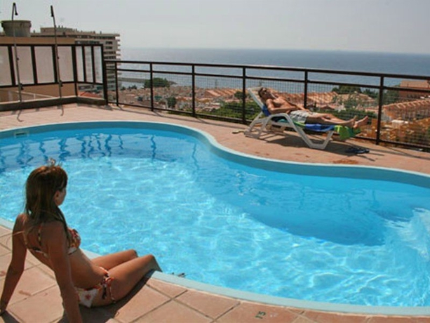 Imagen de la piscina del Apartahotel Aguadulce. Foto 8