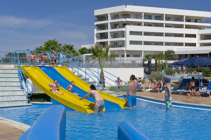 Imagen de la piscina del Apartahotel Alfagar. Foto 11