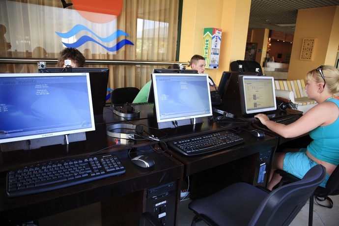 Imagen de los interiores del Apartahotel Apartamentos Turísticos Janelas Do Mar. Foto 4