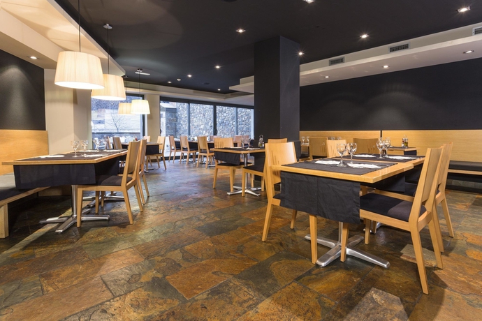 Imagen del bar/restaurante del Apartahotel Apartaments Shusski. Foto 9