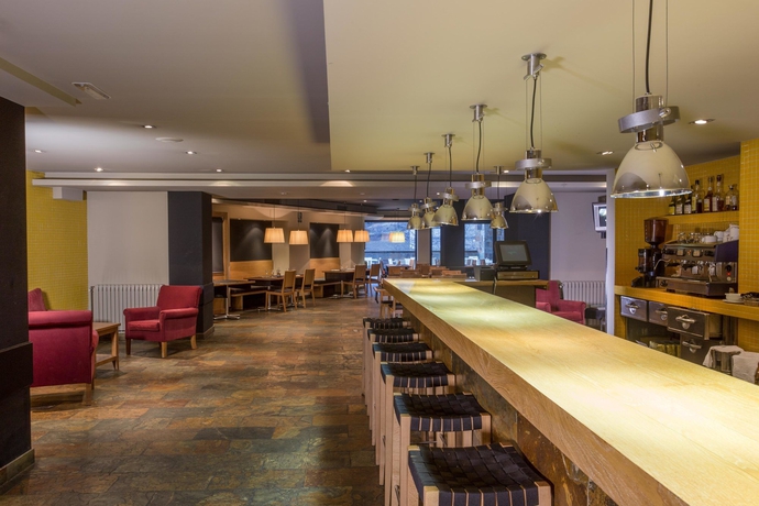 Imagen del bar/restaurante del Apartahotel Apartaments Shusski. Foto 12