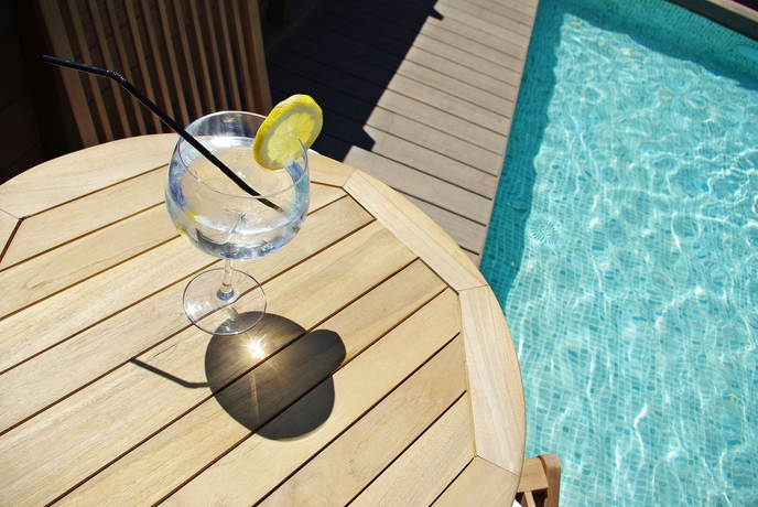 Imagen de la piscina del Apartahotel Arrels D'empordà. Foto 16