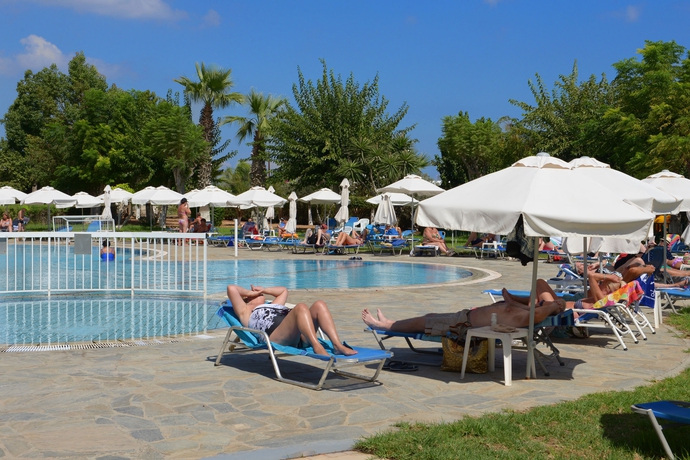 Imagen de la piscina del Apartahotel Artemis Hotel Apartments. Foto 11