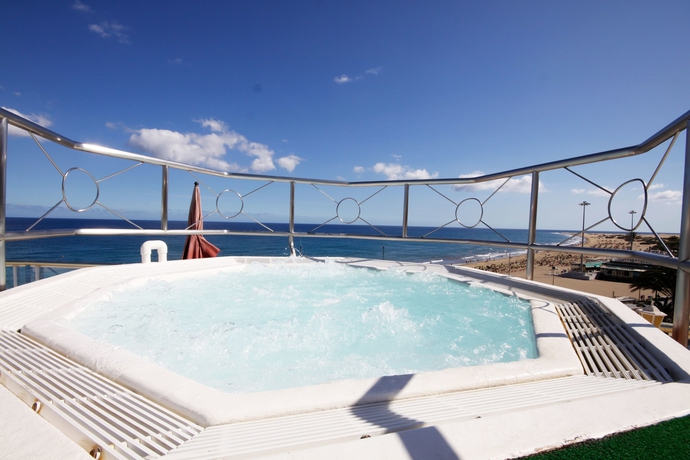 Imagen de los exteriores del Apartahotel Atlantic Beach Club. Foto 12