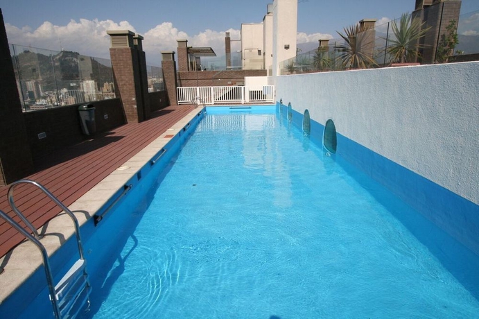 Imagen de la piscina del Apartahotel BMB Suites Apart Hotel. Foto 16