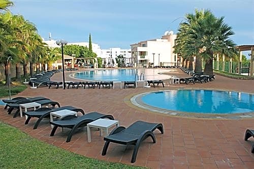Imagen de la piscina del Apartahotel Balaia Plaza. Foto 17
