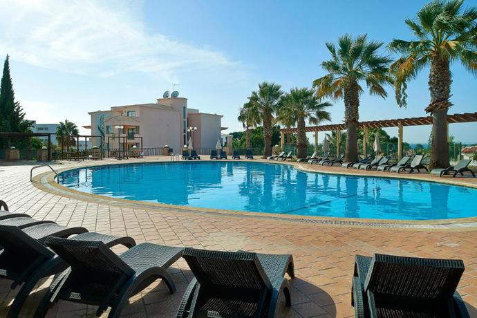 Imagen de la piscina del Apartahotel Balaia Plaza. Foto 19