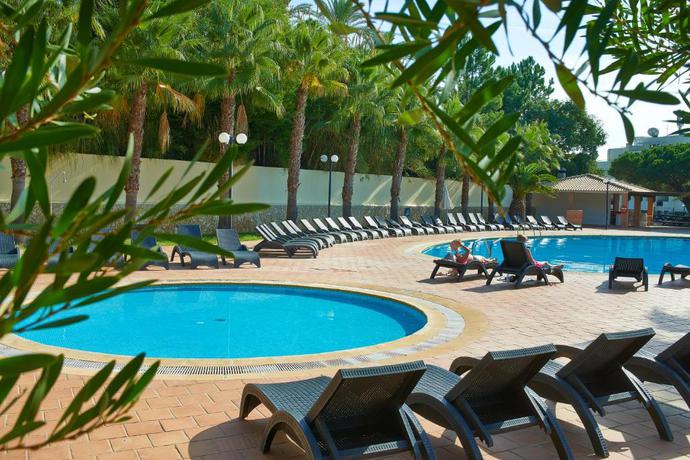 Imagen de la piscina del Apartahotel Balaia Plaza. Foto 20