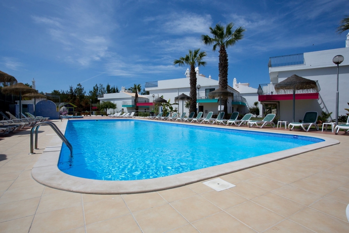 Imagen de la piscina del Apartahotel Bayside Salgados. Foto 16