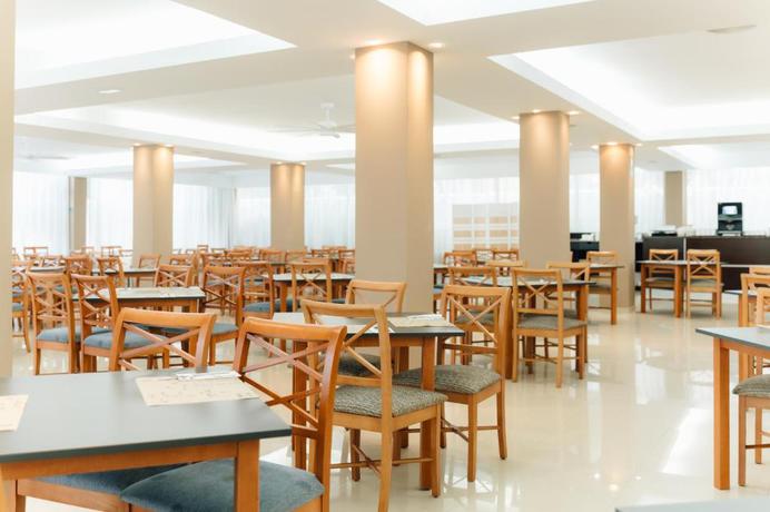 Imagen del bar/restaurante del Apartahotel Bluesea Salina. Foto 2