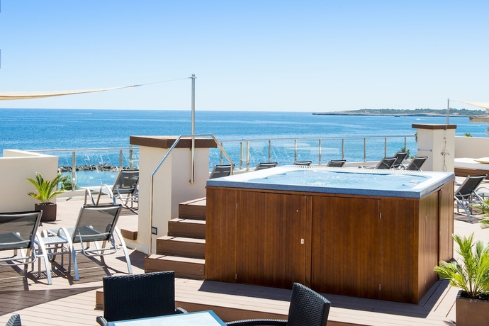 Imagen de la piscina del Apartahotel Cabot Cap de Mar Spa. Foto 18