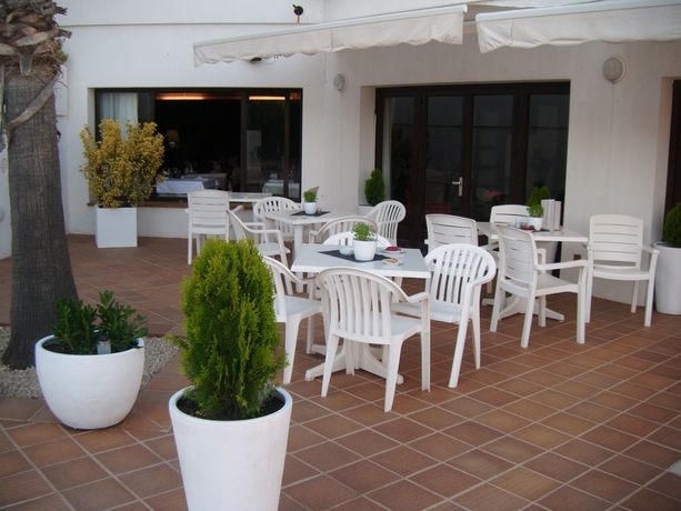 Imagen del bar/restaurante del Apartahotel Calallonga Menorca. Foto 1