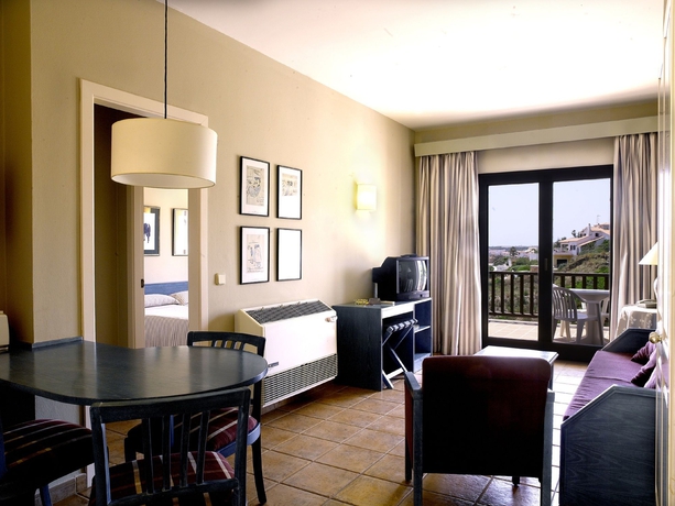 Imagen de la habitación del Apartahotel Calallonga Menorca. Foto 5