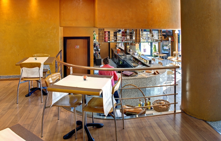 Imagen del bar/restaurante del Apartahotel Campus, Oviedo. Foto 2