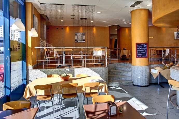 Imagen del bar/restaurante del Apartahotel Campus, Oviedo. Foto 3