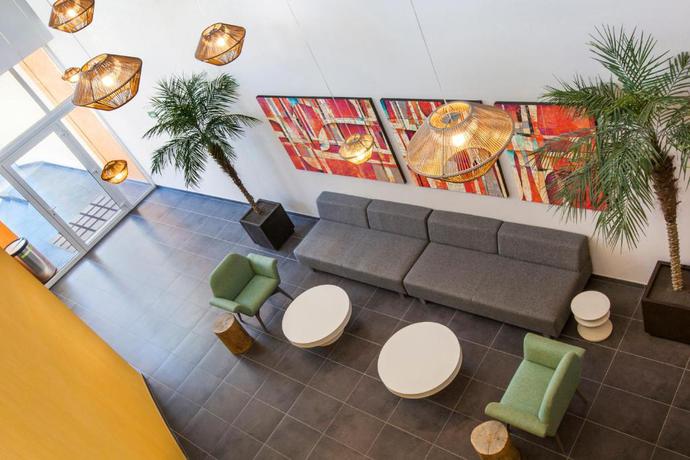 Imagen de los interiores del Apartahotel City Express Suites Cabo San Lucas. Foto 11