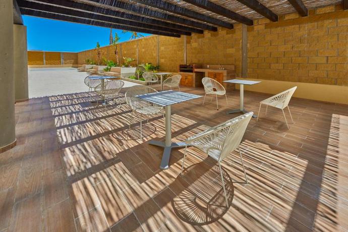 Imagen de los exteriores del Apartahotel City Express Suites Cabo San Lucas. Foto 8