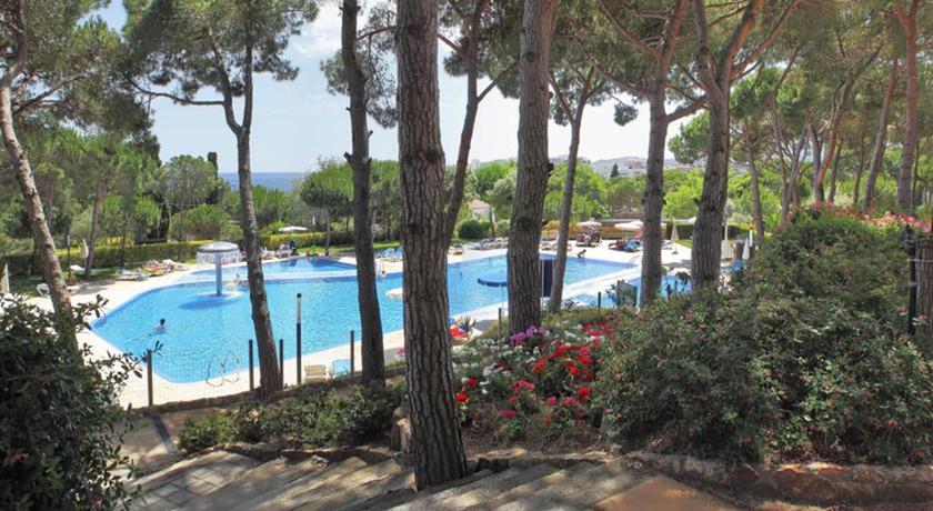 Imagen de los exteriores del Apartahotel Ciutat De Palol. Foto 7