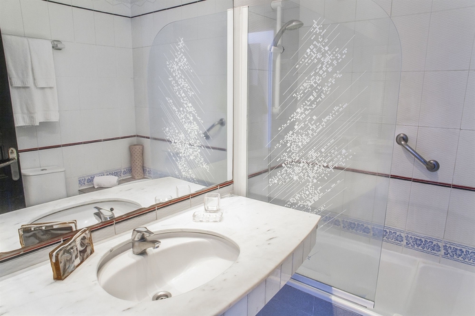 Imagen de la habitación del Apartahotel Club Cala Blanca. Foto 4