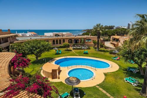 Imagen de la piscina del Apartahotel Clube Maria Luisa. Foto 21