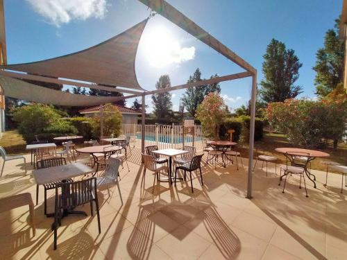 Imagen de la piscina del Apartahotel Comfort Carcassonne. Foto 11