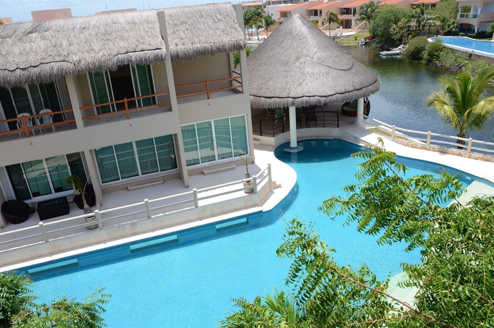 Imagen de la piscina del Apartahotel Coral Maya Stay Suites. Foto 15