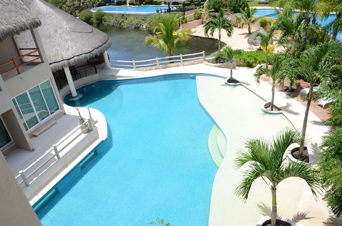 Imagen de la piscina del Apartahotel Coral Maya Stay Suites. Foto 16