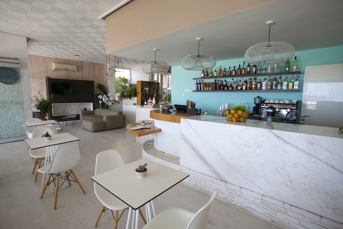 Imagen del bar/restaurante del Apartahotel Costantiana Beach Hotel Apartments. Foto 5