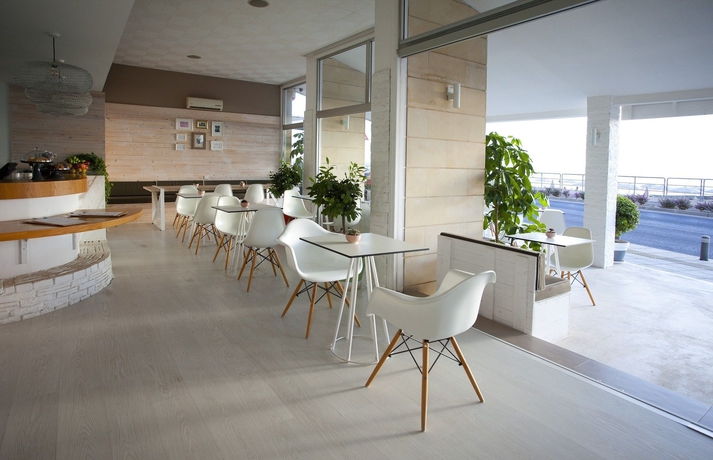 Imagen del bar/restaurante del Apartahotel Costantiana Beach Hotel Apartments. Foto 6