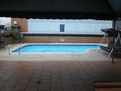 Imagen de la piscina del Apartahotel Del Rio. Foto 3