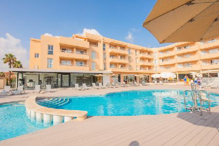 Imagen de la piscina del Apartahotel Dunes Platja. Foto 21