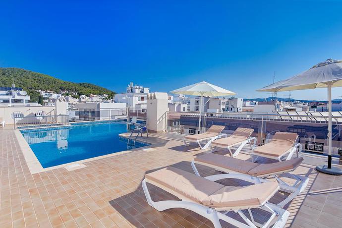 Imagen de la piscina del Apartahotel Duquesa Playa. Foto 15