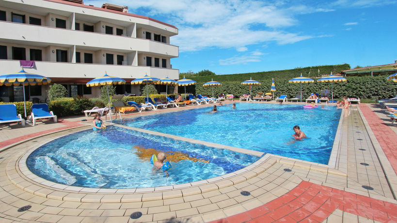 Imagen de la piscina del Apartahotel Eurobeach Residence. Foto 8