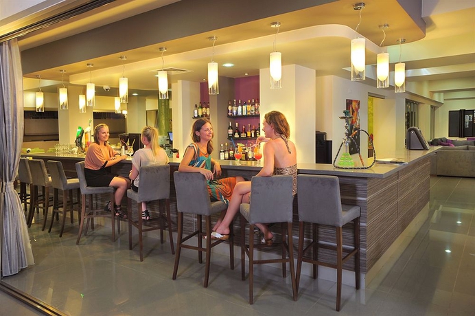 Imagen del bar/restaurante del Apartahotel Euronapa. Foto 2