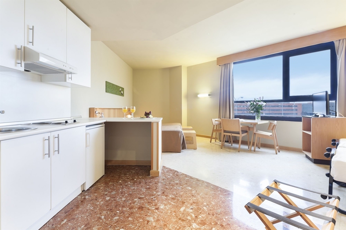 Imagen de los interiores del Apartahotel Exe Campus San Mamés. Foto 14