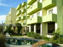 Imagen de la piscina del Apartahotel Federacion. Foto 3