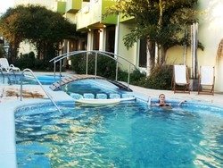 Imagen de la piscina del Apartahotel Federacion. Foto 4