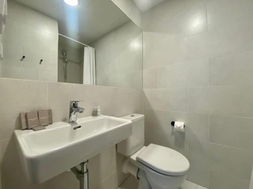 Imagen de la habitación del Apartahotel Figaro Suites. Foto 8