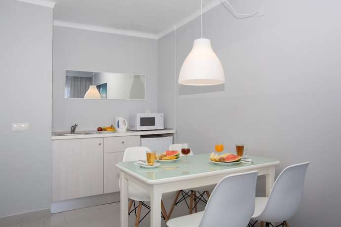 Imagen de la habitación del Apartahotel Flipflop Cala Mandía Hotel. Foto 11