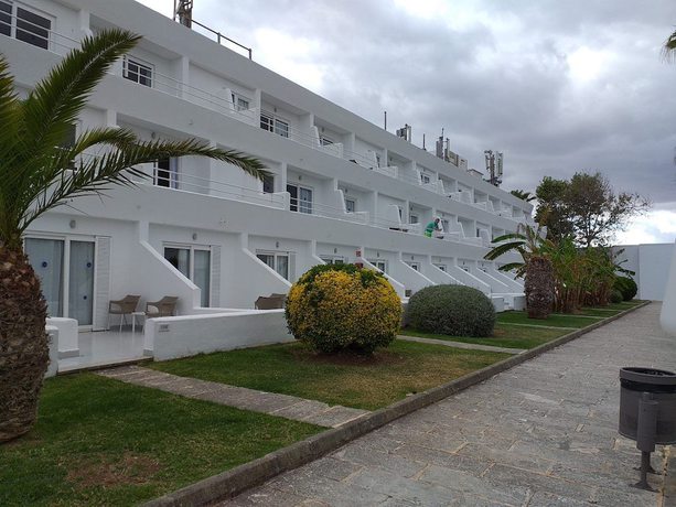 Imagen general del Apartahotel Flipflop Cala Mandía Hotel. Foto 4