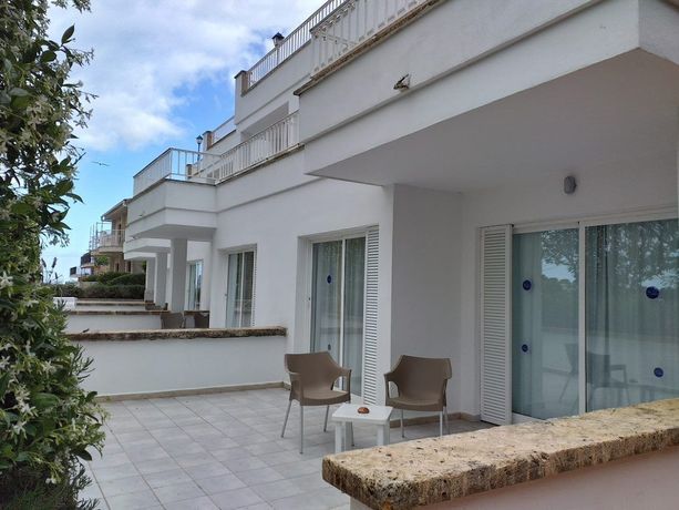 Imagen general del Apartahotel Flipflop Cala Mandía Hotel. Foto 5