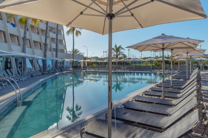 Imagen de la piscina del Apartahotel Fontanellas Playa. Foto 23