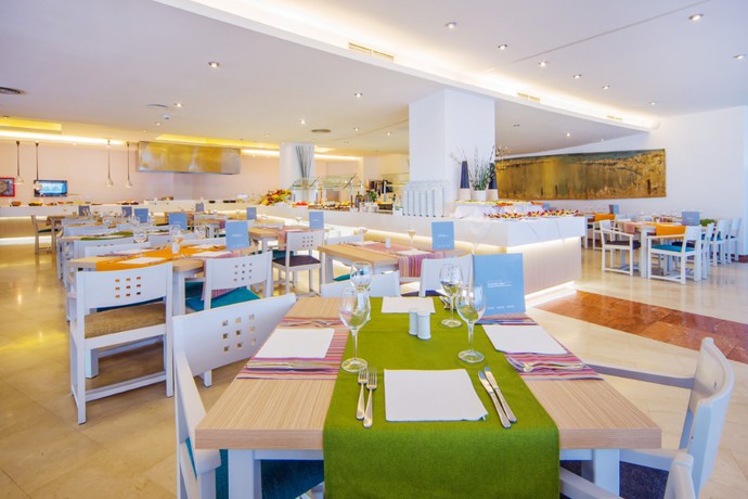 Imagen del bar/restaurante del Apartahotel Fontanellas Playa. Foto 9